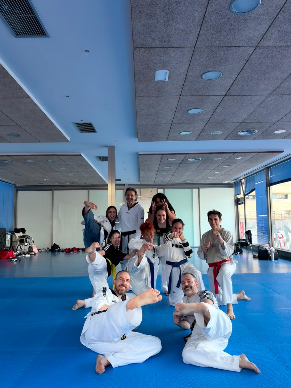 Grupo posando de forma dinámica en una sesión de entrenamiento