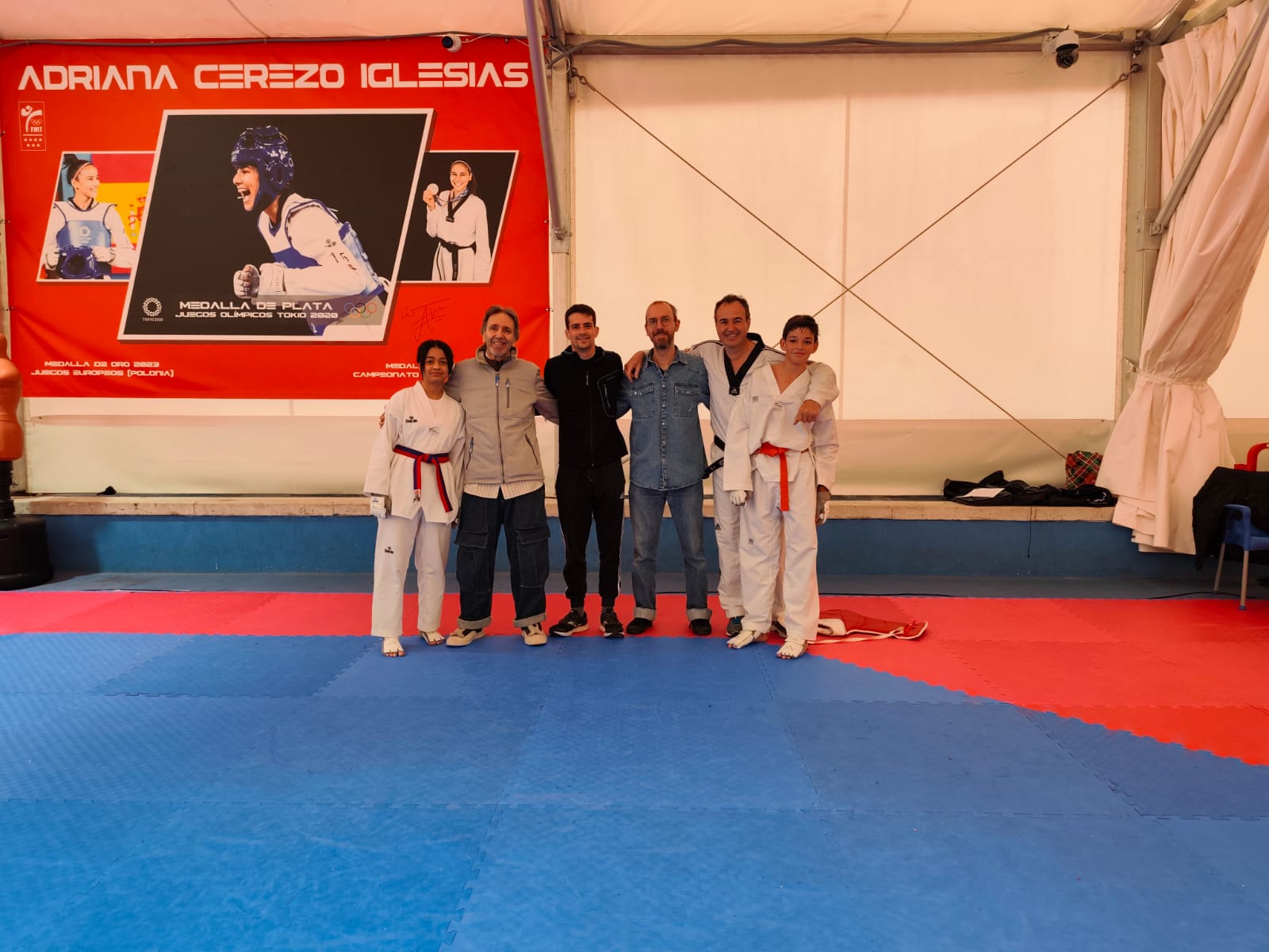 Grupo con cartel de Adriana Cerezo Iglesias al fondo