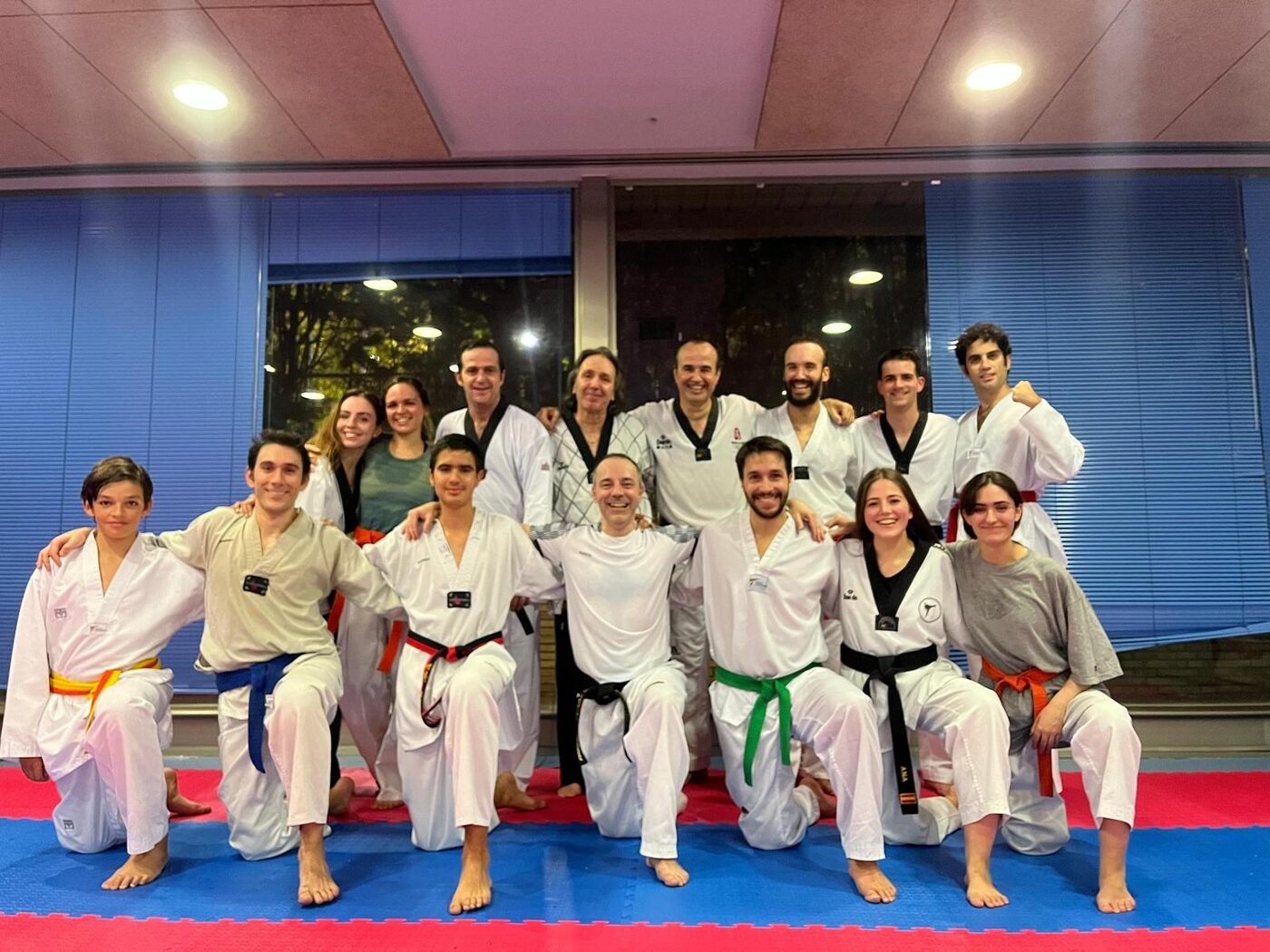 Equipo de Taekwondo Canal II reunido en un dojang con tatami rojo